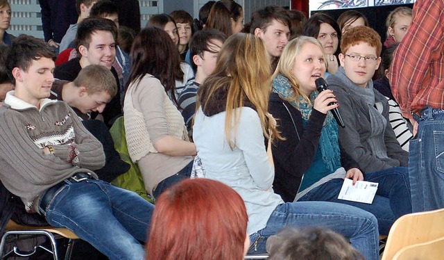 Diskussionsfreudig: Schlerinnen und S...#8220; in der Ettenheimer Stadthalle.   | Foto: Klaus Fischer