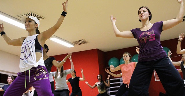 Zumba-Fitness ist eines der neuen Gesundheitsangebote der VHS.  | Foto: Bianca Fritz