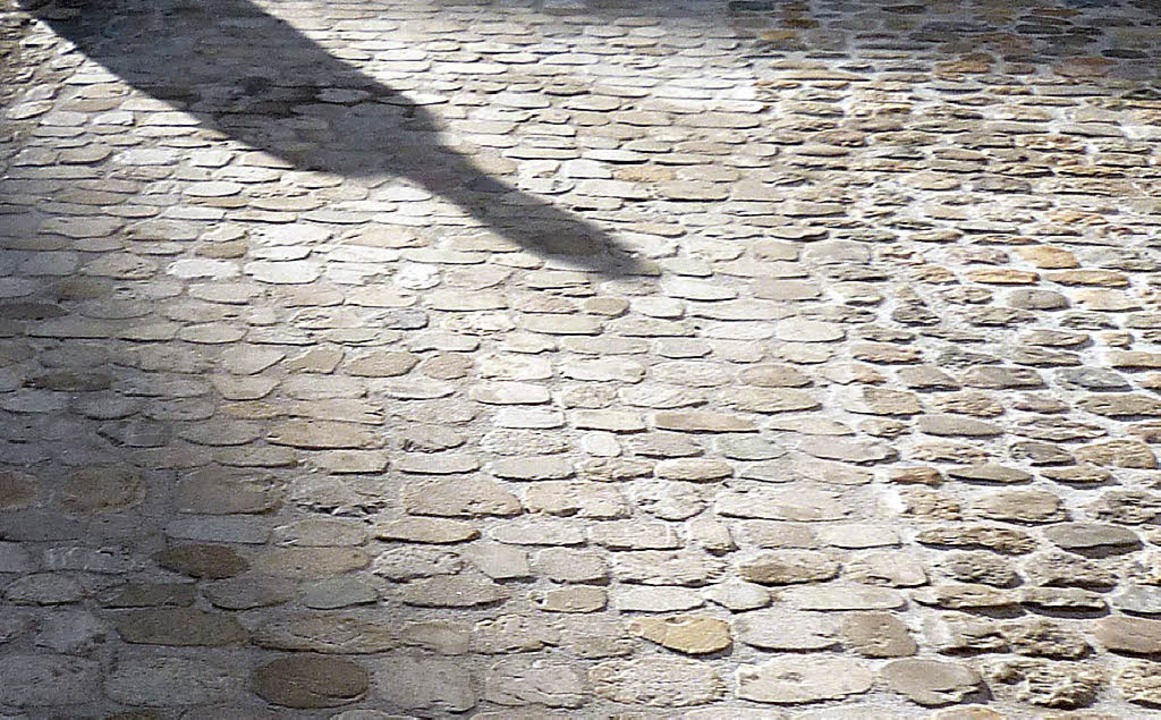 Rechts das hubbelige Pflaster, links das geglttete &#8211; in Basel.   | Foto: Privat