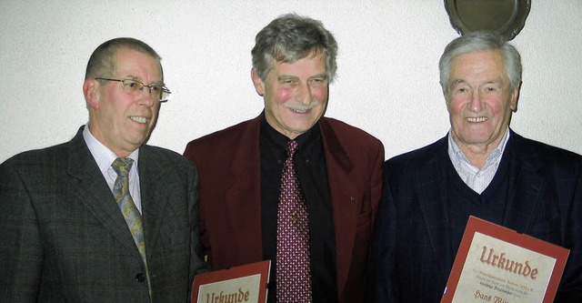 Peter Oehler (Mitte) ernannte Hanspete...dern des Mnnergesangvereins Kandern.   | Foto: Schtz