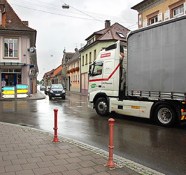 Auch die  Brummifahrer  mssen knftig in Ihringen auf die Bremse treten.   | Foto: felix herbstritt