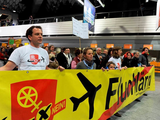 Lautstarker Protest der Fluglrmgegner im Terminal 1 des Frankfurter Terminals   | Foto: Burkhardt