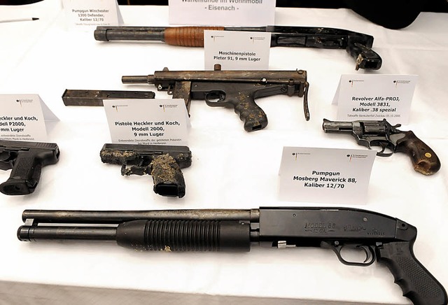 In Karlsruhe liegen verschiedene Waffe...gen die Terrorzelle  auf einem Tisch.   | Foto: dpa