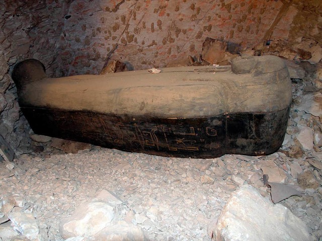 Der Mumiensarg der  Nehemis-Bastet  in...abkammer, links im Bild die Grabstele   | Foto: universitt basel