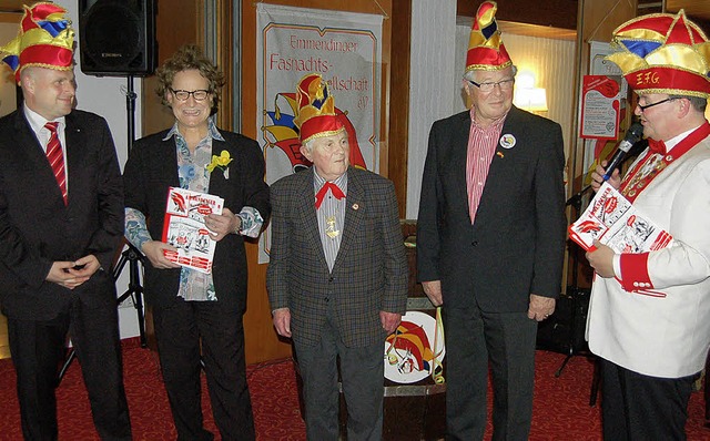 Die ersten Exemplare des 54.  Narrenbl...FG-Prsident Gerhard Brklin (rechts).  | Foto: Christian Ringwald