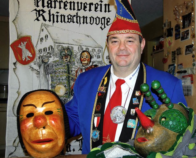 Gerd Klble, der Vorsitzende der Rhinschnooge Kappel, mit den Masken.   | Foto: Hagen Spth