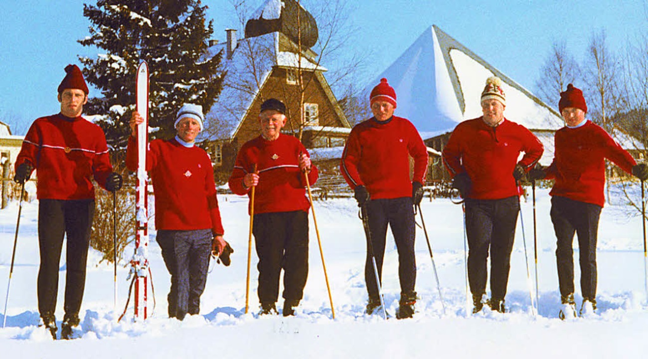 Das Team der Skischule anno 1970: Ottm...ks), Georg Thoma (Vierter von links).   | Foto: privat