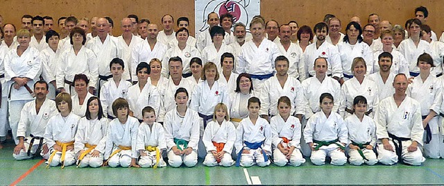 Dazugelernt haben die Karateka der Reg...mit Sttzpunkttrainer Giovanni Torzi.   | Foto: salat