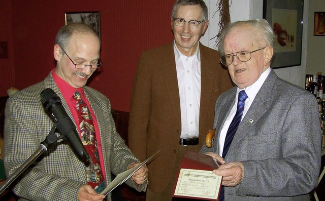 Stolz zeigt Hubert Raufer (rechts) sei...ende  Vorsitzende Wolfgang Schrder).   | Foto: Hans Sigmund