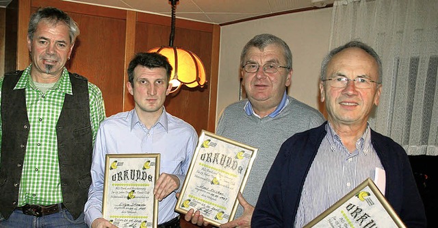 Der Tennisclub Hotzenwald-Grwihl ehrt...ern Karl und Rolf Fricker (von links).  | Foto: Peter Schtz