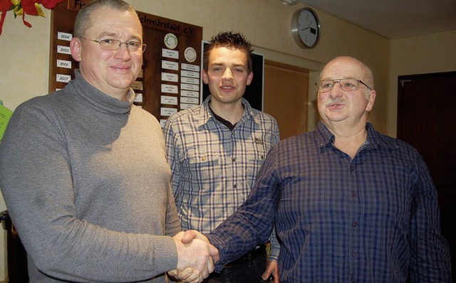 Wechsel: Bernd Fischer (rechts) ist Na...nd Lambrecht (Mitte) neuer Kassierer.   | Foto: Hildegard Siebold