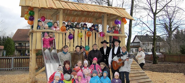 Groe Freude herrscht im  Kindergarten...beim Richtfest der neuen Kletterburg.   | Foto: Petra Mller