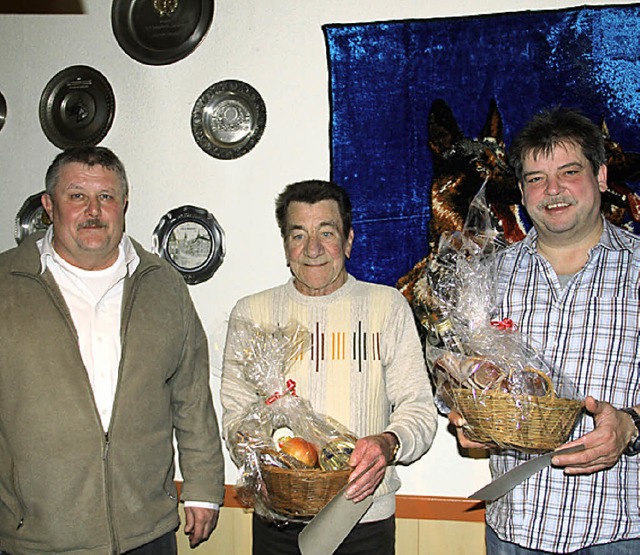 Vorsitzender Hanspeter Schule ehrt die...55 Jahre) und Karl Wirbel (35 Jahre).   | Foto: Monika Weber