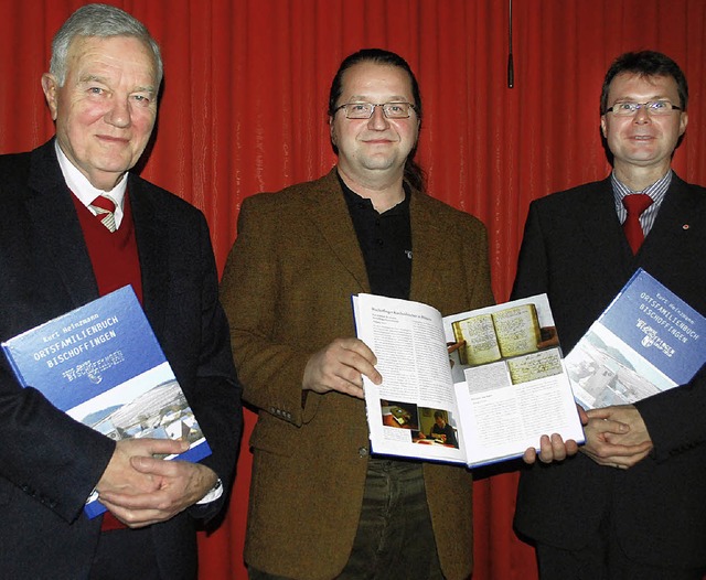 Das  Ortsfamilienbuch von Bischoffinge... Andreas Zentner und Wolfgang Stetter.  | Foto: benjamin bohn