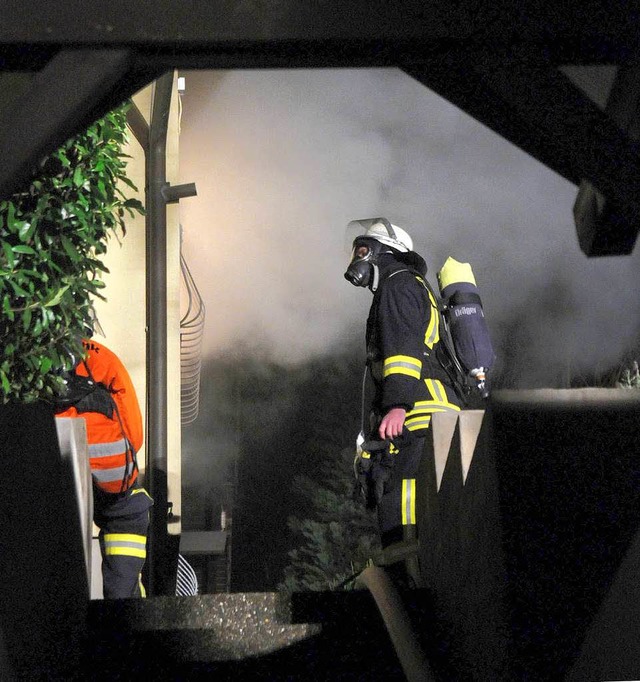 Die Feuerwehr bei de Brandbekmpfung.  | Foto: Wolfgang Knstle