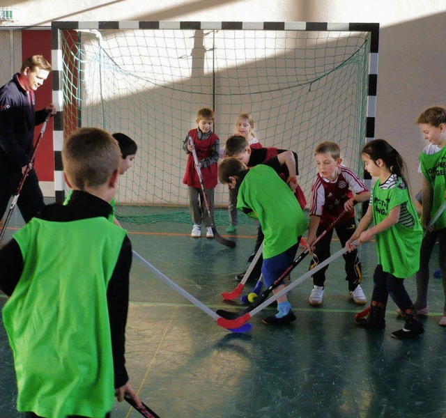 Hockeyprojekt mit Ex-Eishockeyprofi Petr Mares an der Grundschule in Endingen.   | Foto: Andrea Grninger