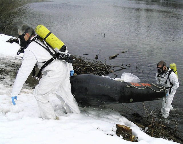 Gotthard Benitz (links) ist  vorne dra...i einem Einsatz zur Vogelgrippe 2006.   | Foto: Stellmach