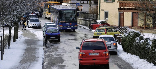 Verkehrschaos: Die Festhallenstrae wi...hulschluss zum gefhrlichen Nadelhr.   | Foto: Martin Wunderle