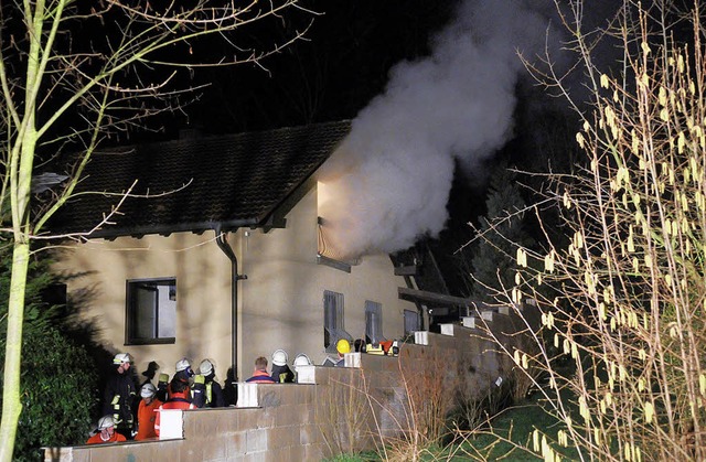 Ein Brand in der Zwischendecke zwische...rstndigen Groeinsatz der Feuerwehr.   | Foto: wolfgang knstle