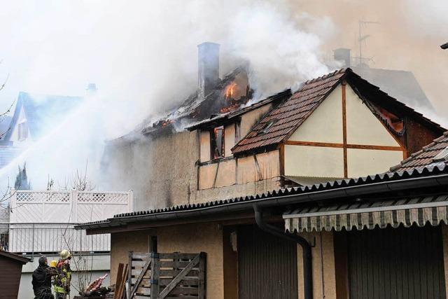 Schopf geht in Flammen auf – Feuer greift auf Wohnhaus über
