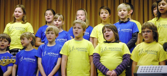 Der Schulchor der Josef-Anton-Sickinge...elt die Zuhrer mit lustigen Liedern.   | Foto: Ralph Fautz