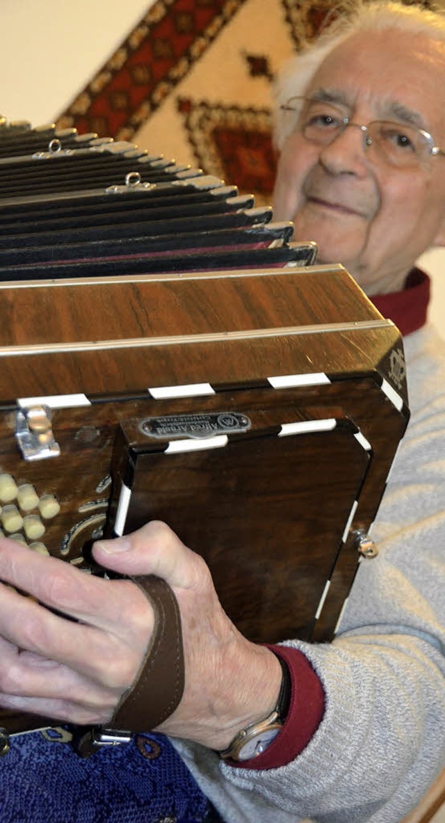 Kurt Glass, Laufenburg, spielt mit 90 Jahren noch Bandoneon  | Foto: Micheel Krug