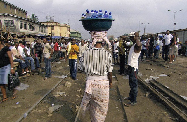 Wasserverkauf  in Nigeria: Szene aus &#8222;Bottled Life&#8220;   | Foto: Doklab