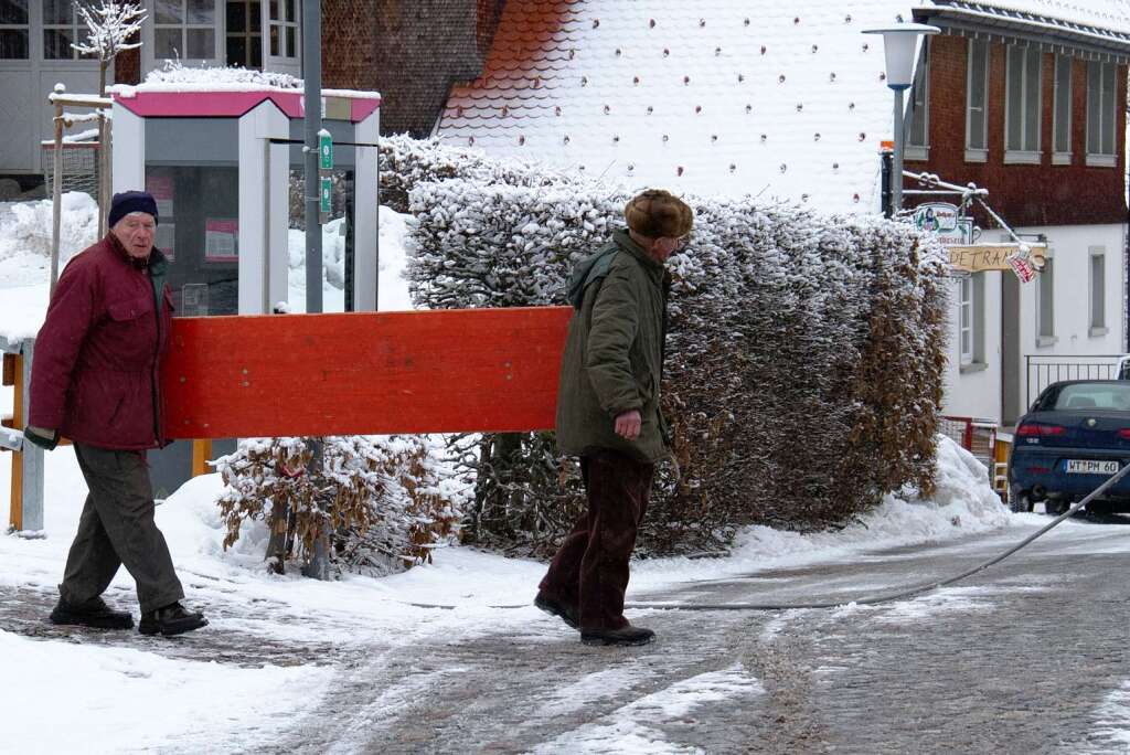 Viele Vereinsmitglieder haben die Festzelte im "Galgenvogelnest" aufgebaut und eingerumt