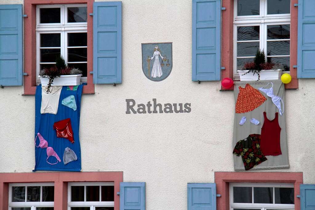 Auch das Rathaus ist nrrisch geschmckt