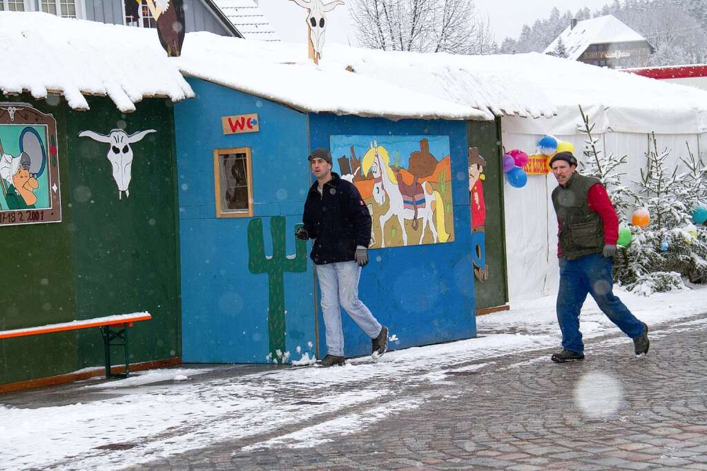 Viele Vereinsmitglieder haben die Festzelte im "Galgenvogelnest" aufgebaut und eingerumt