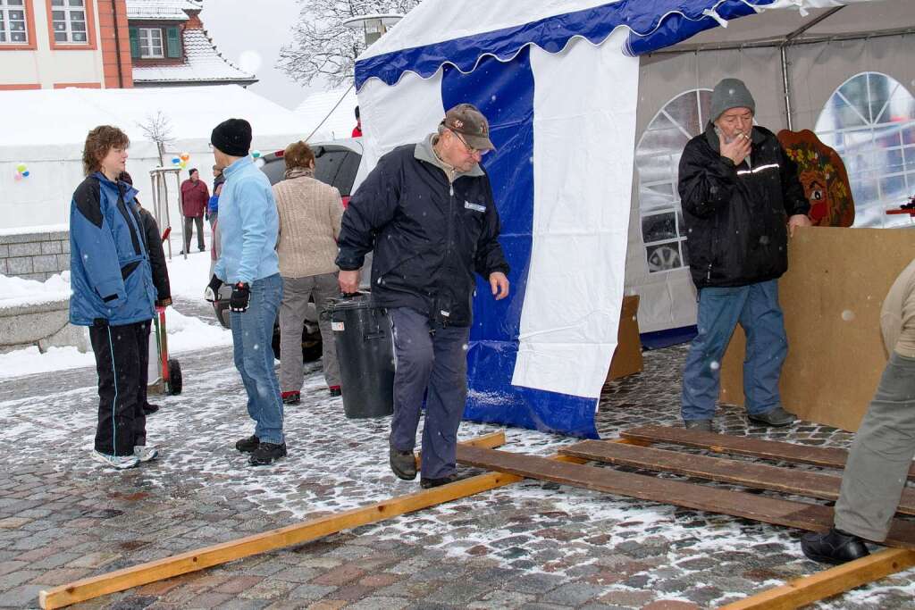 Viele Vereinsmitglieder haben die Festzelte im "Galgenvogelnest" aufgebaut und eingerumt