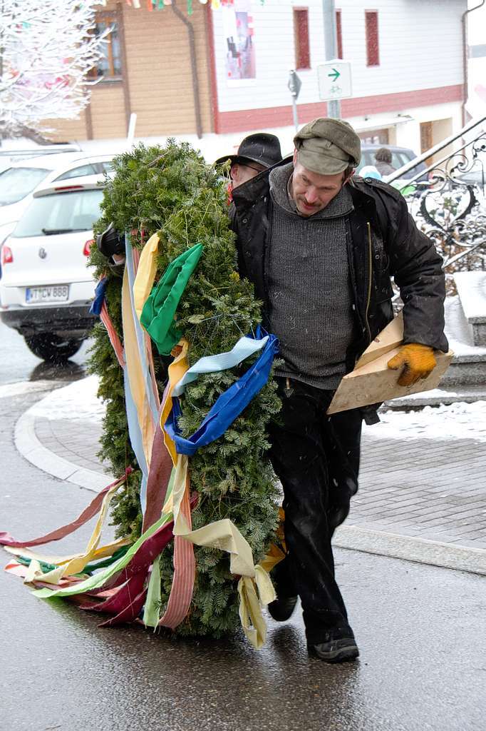 Der Narrenbaum wird prpariert