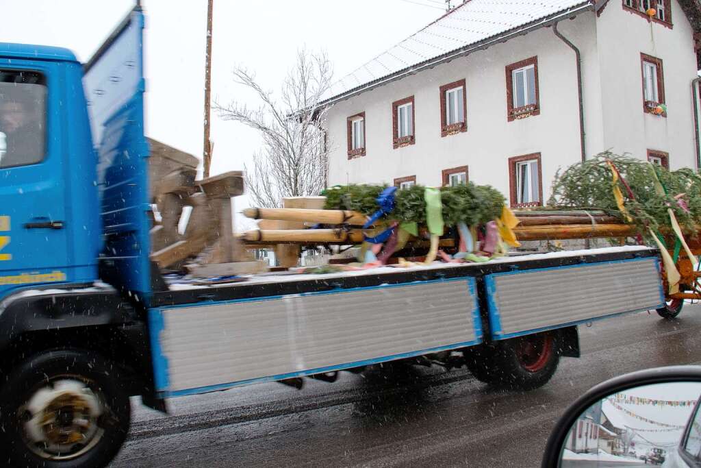 Der Narrenbaum wird Richtung Rathausplatz transportiert