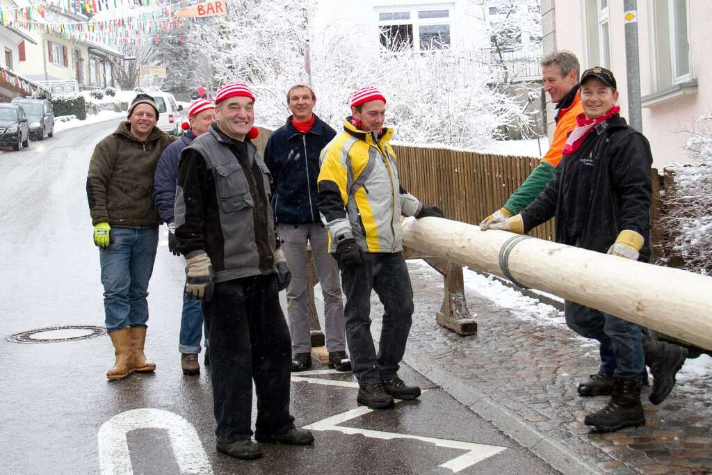 Der Narrenbaum wird prpariert