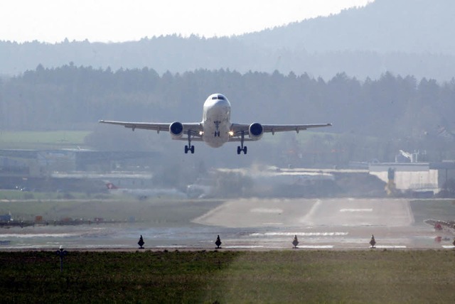 Auf einer Archivaufnahme startet ein Flugzeug auf dem Flughafen Zrich-Kloten.  | Foto: dpa