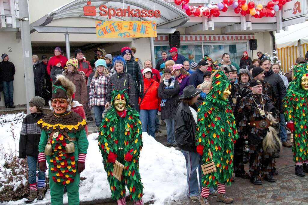 Viele Besucher und Gastznfte verfolgten das Stellen des Narrenbaumes auf dem Rathausplatz