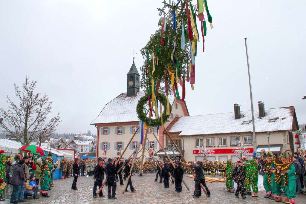 Die Zimmermannszunft und die Lenzkircher Dengele stellten den Narrenbaum