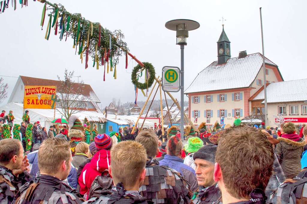 Viele Besucher verfolgten das Stellen des Narrenbaumes