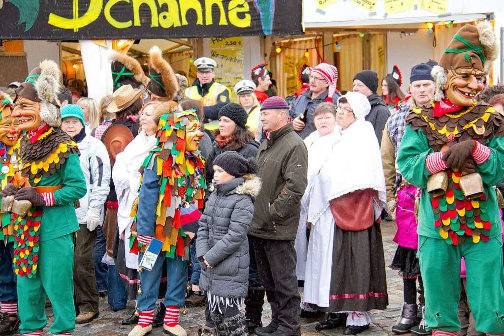 Viele Besucher und Gastznfte verfolgten das Stellen des Narrenbaumes auf dem Rathausplatz