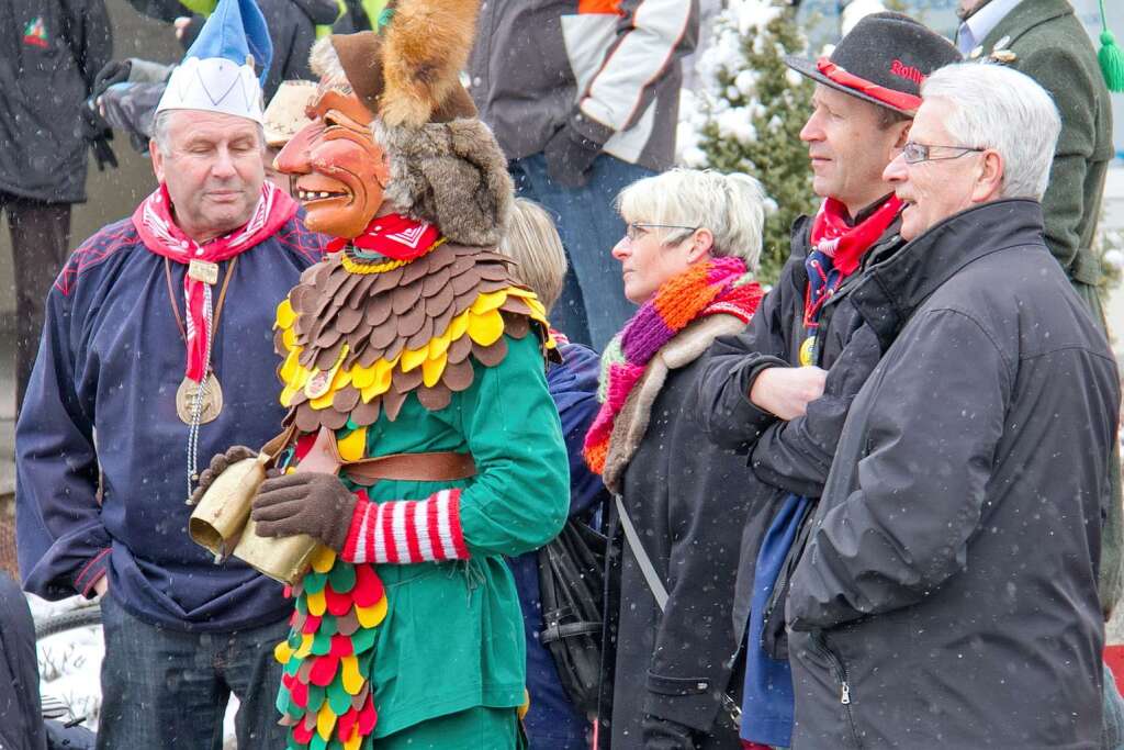 Viele Besucher und Gastznfte verfolgten das Stellen des Narrenbaumes auf dem Rathausplatz