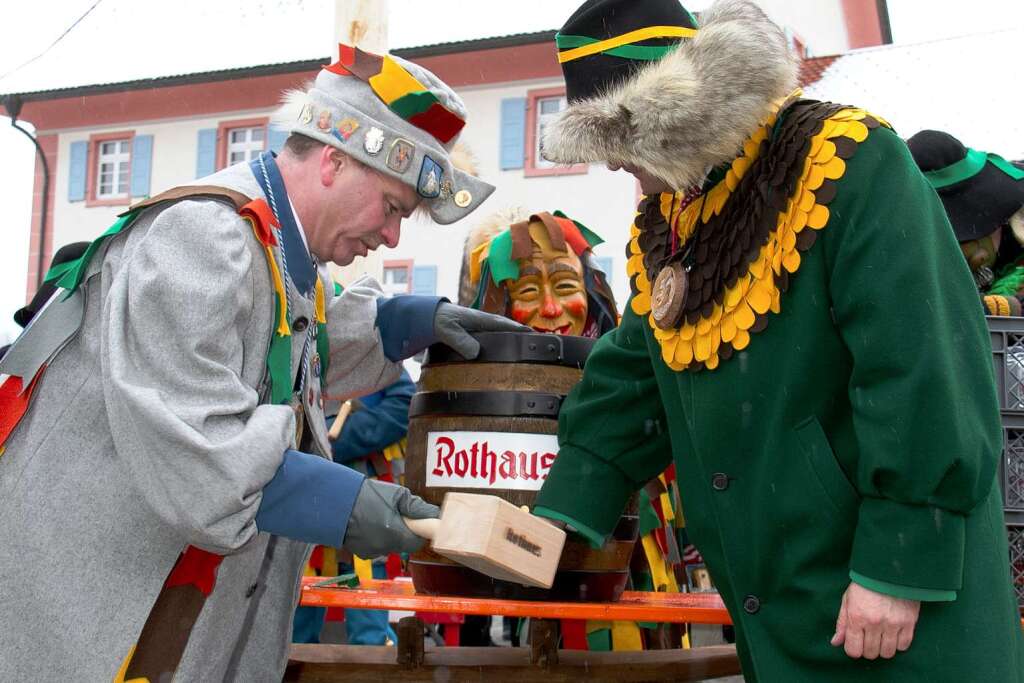 Zunftmeister Harald Morath bekam  beim Fassanstich Hilfe von allen Seiten