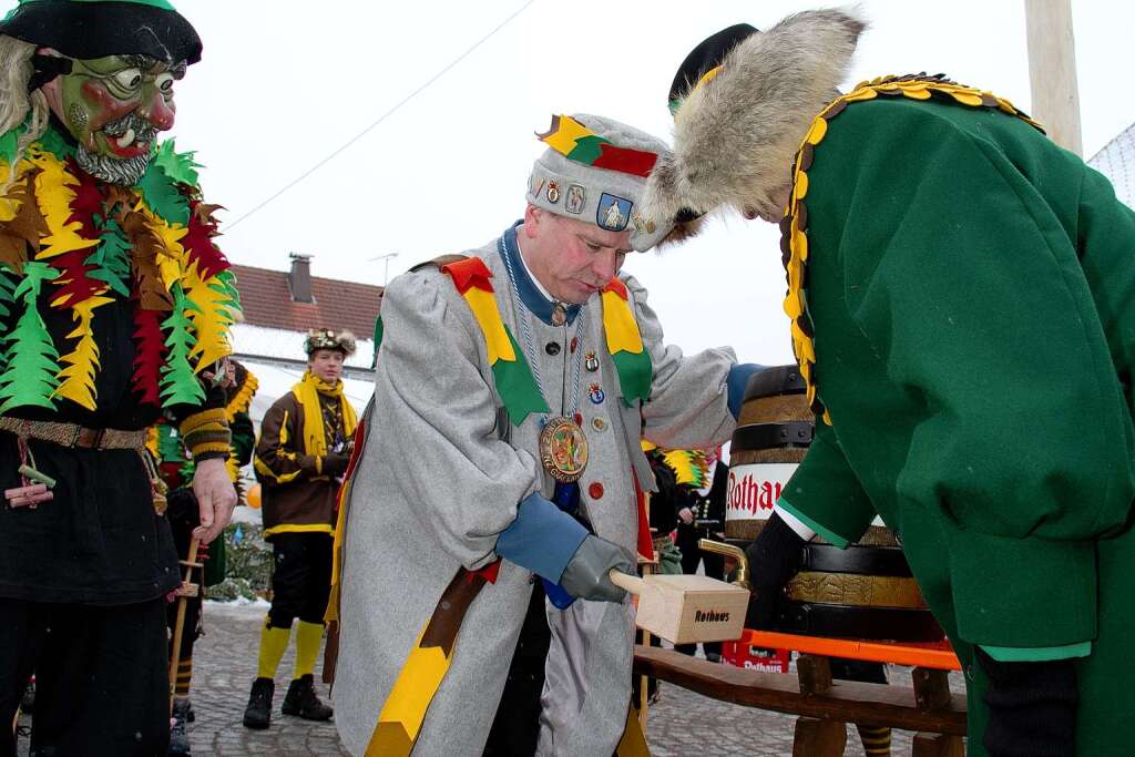 Zunftmeister Harald Morath bekam  beim Fassanstich Hilfe von allen Seiten