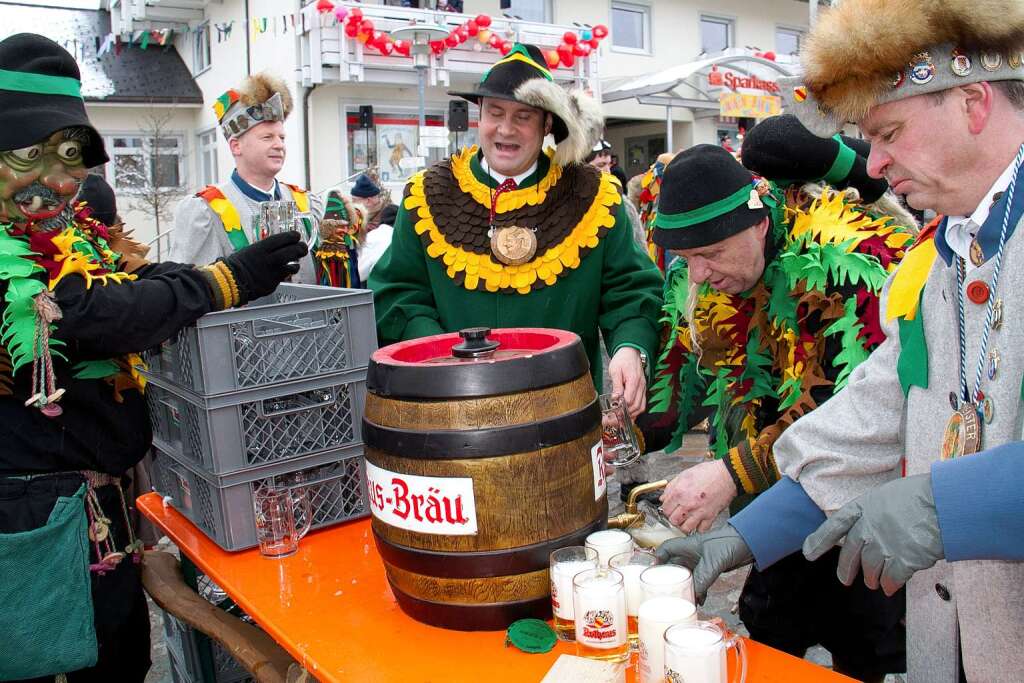 Braumeister Roland Gut zapfte das Bier fachmnnisch