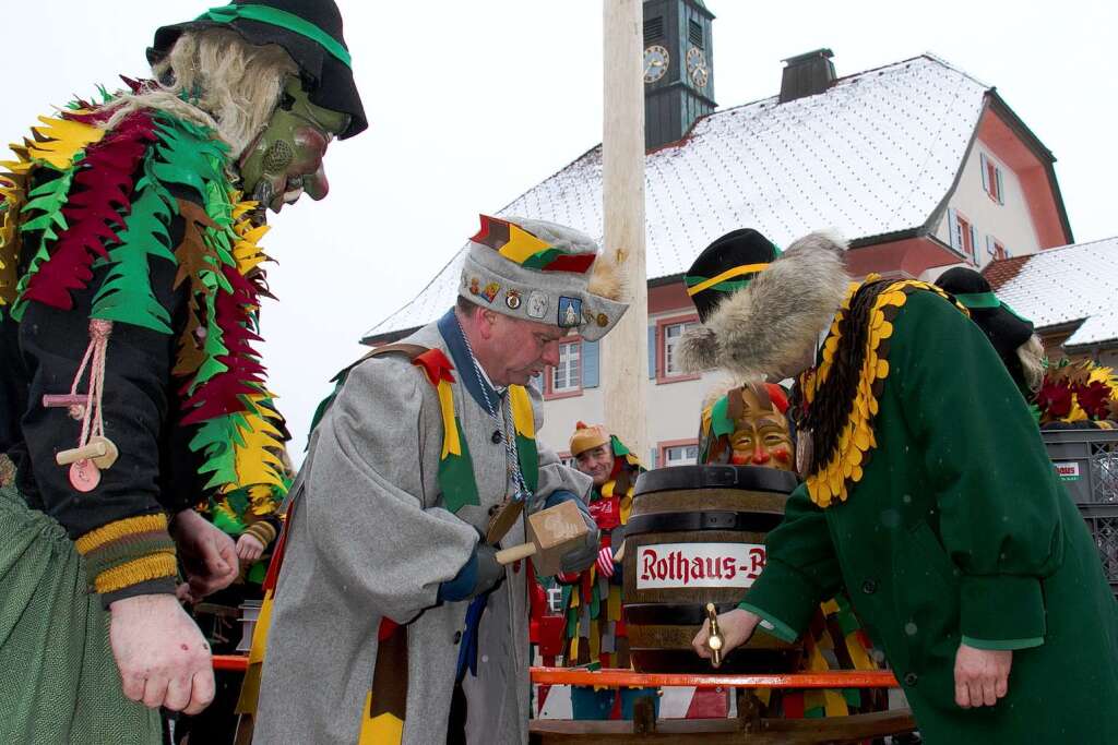 Zunftmeister Harald Morath bekam  beim Fassanstich Hilfe von allen Seiten