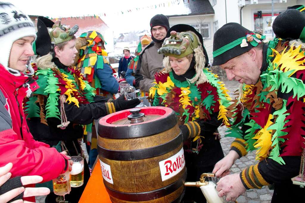 Braumeister Roland Gut zapfte das Bier fachmnnisch