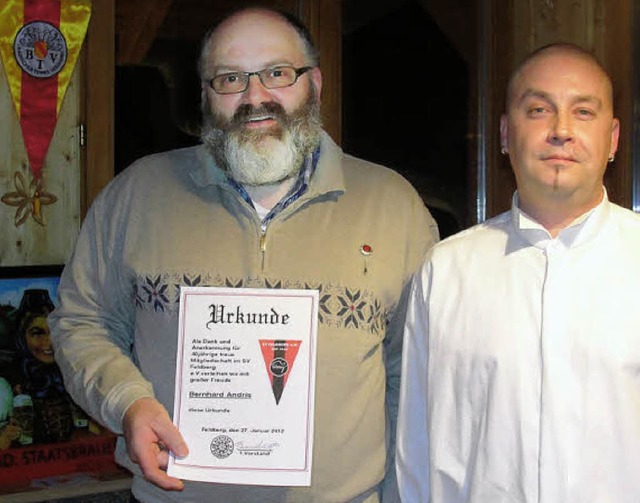 Bernhard Andris (links) ist seit 40 Ja...ereinstreue  und bergab eine Urkunde.  | Foto: Tina Httich