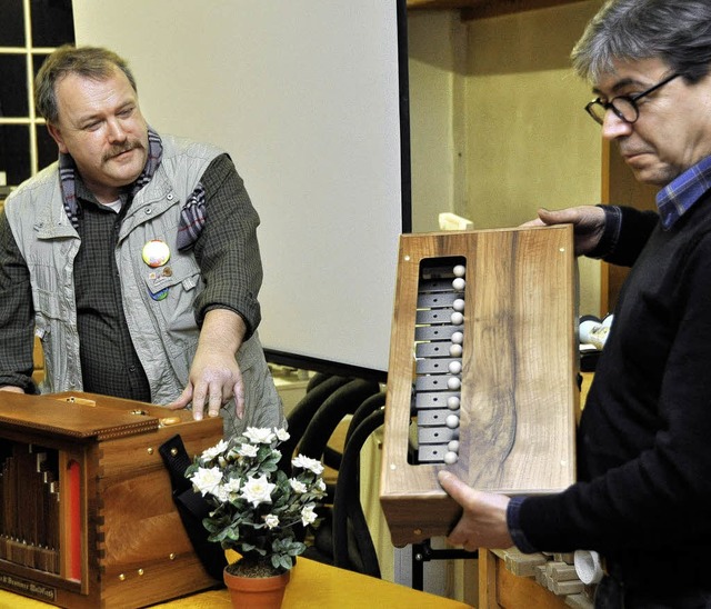 Die Tftler Wolfgang Brommer und Heinz...t per Funk einsetzendem Glockenspiel.   | Foto: Hubert Bleyer