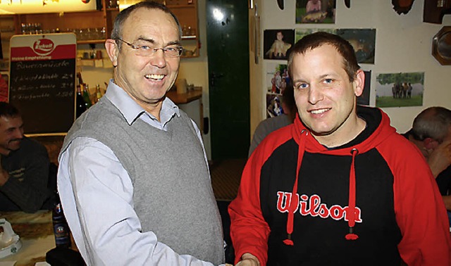 Ludwig Fischer gratuliert Alexander Bleile zum 25-Jhrigen.  | Foto: BZ