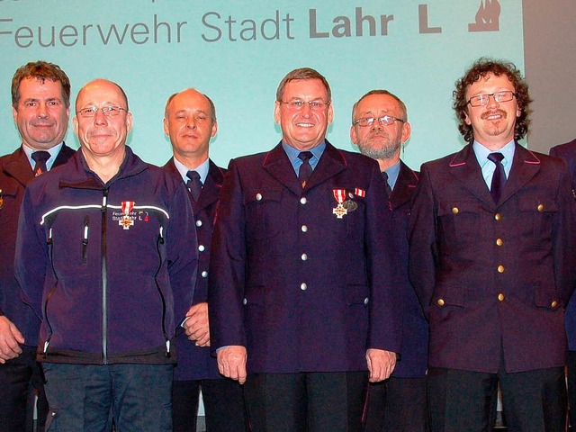 Die geehrten Feuerwehrmnner mit Kommandant Thomas Happersberger (rechts).  | Foto: Wolfgang Beck
