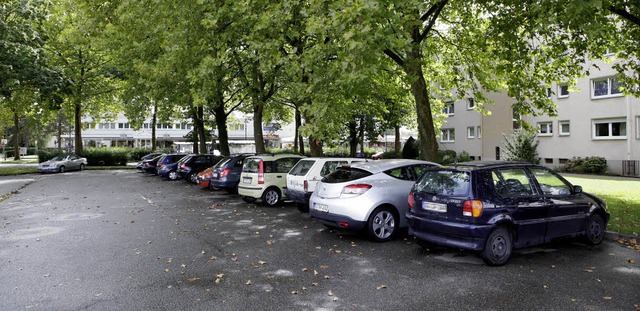 Auf einem Teil dieses Parkplatzes an d...strae entsteht ein neuer Spielplatz.   | Foto: christoph breithaupt